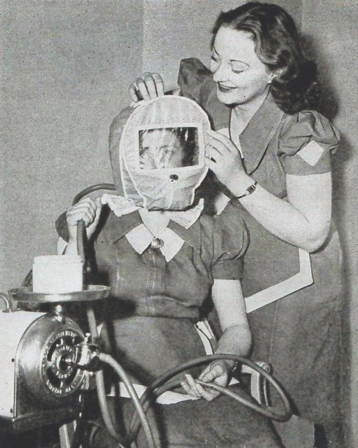 Ειδική μάσκα της δεκαετίας του 1950, η οποία υποσχόταν ρόδινη επιδερμίδα, μέσω της μείωσης της πίεσης του αέρα που (υποτίθεται ότι) αντικαθιστά τη βόλτα στα ψηλά βουνά...