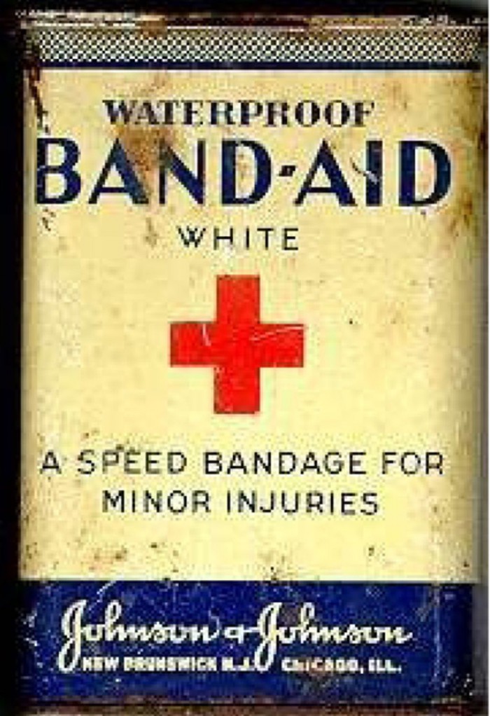 Τα τσιρότα Band-Aid σε μεταλλικό κουτί της εταιρείας Johnson & Johnson (Σικάγο ΗΠΑ, 1920).