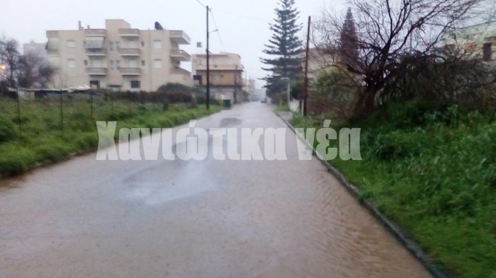 Η οδός 25ης Μαρτίου είναι η οδός που καταλήγει στα σχολεία της Σούδας. Oπως φαίνεται και στη φωτογραφία από νωρίς το πρωί της Πέμπτης (14/2) ήδη είχε πλημμυρίσει. Το... εντυπωσιακό είναι ότι δεν υπάρχουν πεζοδρόμια καθώς είναι καλυμμένα με... χόρτα, με αποτέλεσμα οι μαθητές να περπατάνε στη μέση του δρόμου.  