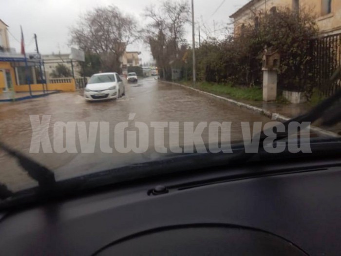 Μεγάλες ποσότητες νερού έχουν συγκεντρωθεί στη λεωφόρο Σούδας