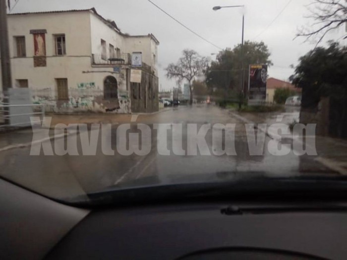 Μεγάλες ποσότητες νερού έχουν συγκεντρωθεί στη λεωφόρο Σούδας