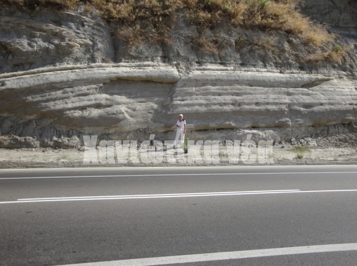Θέση Κ7 Σταλού - ΒΟΑΚ, 8-2011. Πρόκειται για την ίδια ακριβώς θέση που δύσκολα αναγνωρίζεται, μετά την αλλοίωσή της από την κατολίσθηση. Εμφανείς οι παχυστρωματώδεις τέφρες μάργες στη βάση του πρανούς, οι οποίες καλύφθηκαν επιφανειακά με τα γεωυλικά του ανώτερού τους ορίζοντα καστανόχρωμων υλικών που κατολίσθησαν. Από την επί τόπου έρευνα διαπιστώθηκε η διαμόρφωση 5 κρίσιμων παραγόντων οι οποίοι εκτιμάται ότι αλληλοεπέδρασαν στην εκδήλωση αστοχίας του πρανούς