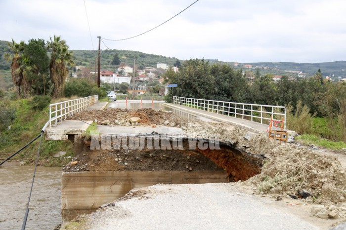 Στο Συρίλι: Η πρώτη κακοκαιρία πριν από 10 ημέρες την “πλήγωσε” τα τελευταία καιρικά φαινόμενα την κατέστρεψαν. Η γέφυρα που συνδέει το Συρίλι με τον δρόμο Ταυρωνίτη - Βουκολιές.