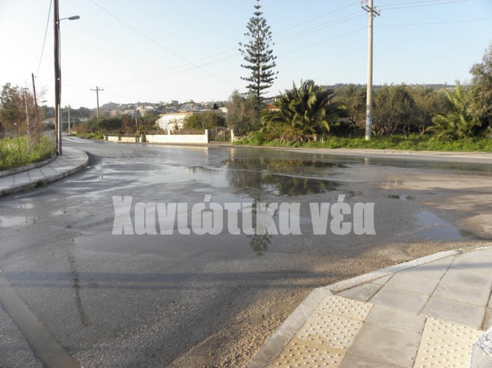 Ο δρόμος από την Κάτω Σούδα προς τον Βλητέ στο ύψος της κεραίας της ΕΡΑ, την ημέρα της κακοκαιρίας είχε μετατραπεί σε λίμνη. Στη δεύτερη φωτογραφία η οποία τραβήχτηκε έξι μέρες μετά, ο δρόμος ακόμα έχει νερά. Ωστόσο, όπως ανέφεραν κάτοικοι, δεν έγινε ουδεμία ενέργεια για την αποφυγή μιας νέας πλημμύρας.  