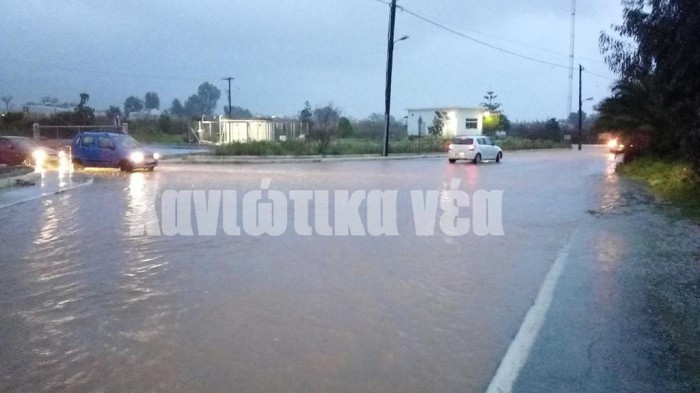 Ο δρόμος από την Κάτω Σούδα προς τον Βλητέ στο ύψος της κεραίας της ΕΡΑ, την ημέρα της κακοκαιρίας είχε μετατραπεί σε λίμνη. Στη δεύτερη φωτογραφία η οποία τραβήχτηκε έξι μέρες μετά, ο δρόμος ακόμα έχει νερά. Ωστόσο, όπως ανέφεραν κάτοικοι, δεν έγινε ουδεμία ενέργεια για την αποφυγή μιας νέας πλημμύρας.  