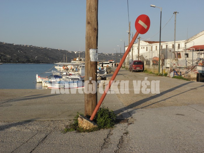 Οι πινακίδες στην Ιχθυόσκαλα στην Κάτω Σούδα έχουν πάρει... επικίνδυνη κλίση. Iσως οι αρμόδιοι θα πρέπει να τις φτιάξουν πριν την επερχόμενη κακοκαιρία και τους σφοδρούς ανέμους που αναμένονται. 