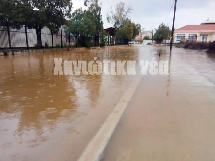 Ο δρόμος πίσω από τα σχολεία της Σούδας όπως φαίνεται και στη φωτογραφία εδώ και περίπου ένα μήνα θυμίζει αγροτικό δρόμο. Την ημέρα της κακοκαιρίας ήταν απροσπέλαστος και από την μια μεριά η σήμανση ήταν (και παραμένει)... ανύπαρκτη καθώς η πινακίδα έχει μεταφερθεί στο πεζοδρόμιο.