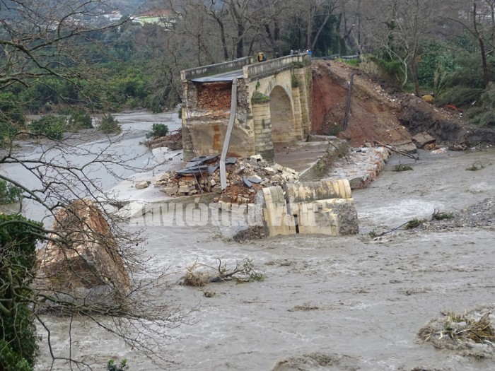 Στον Αλικιανό: Η ιστορική πέτρινη γέφυρα που κτίσθηκε επί Κρητικής πολιτείας κατέρρευσε. Το Υπουργείο Υποδομών υποσχέθηκε την αποκατάστασή της όπως γίνεται με το γεφύρι της Πλάκας στην Αρτα. Μένει να δούμε τι θα υλοποιηθεί...