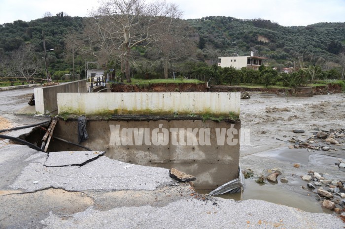 Αντεξε παρά τα εμφανή σημάδια που άφησε πάνω της το ορμητικό ποτάμι η γέφυρα στο Νιο Χωριό Βουκολιών.