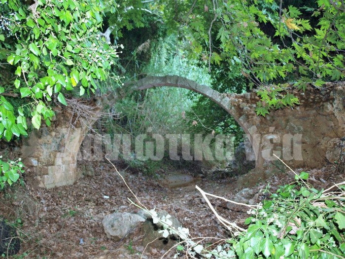 Η μικρή ενετική γέφυρα καλά κρυμμένη ανάμεσα στα Πλατάνια στα Περιβόλια