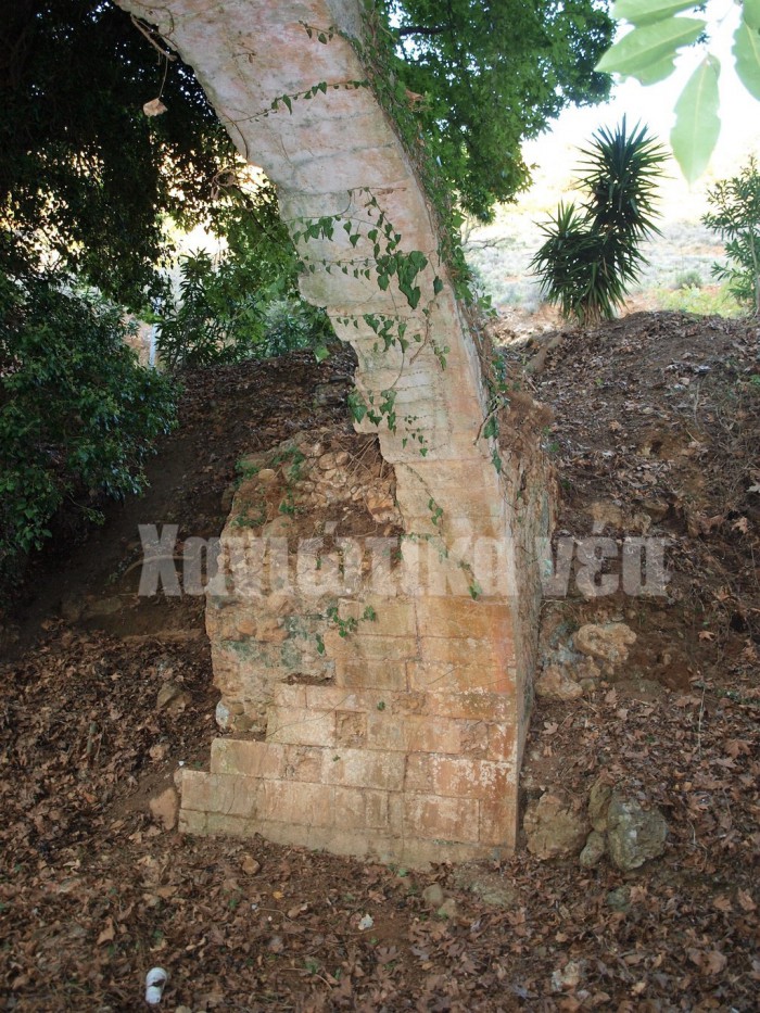     Η μικρή ενετική γέφυρα καλά κρυμμένη ανάμεσα στα Πλατάνια στα Περιβόλια