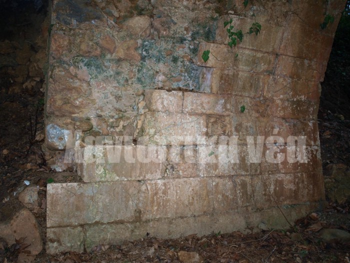     Η μικρή ενετική γέφυρα καλά κρυμμένη ανάμεσα στα Πλατάνια στα Περιβόλια