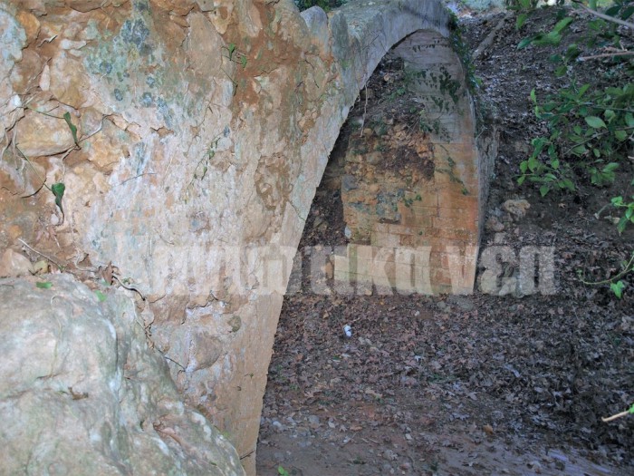     Η μικρή ενετική γέφυρα καλά κρυμμένη ανάμεσα στα Πλατάνια στα Περιβόλια