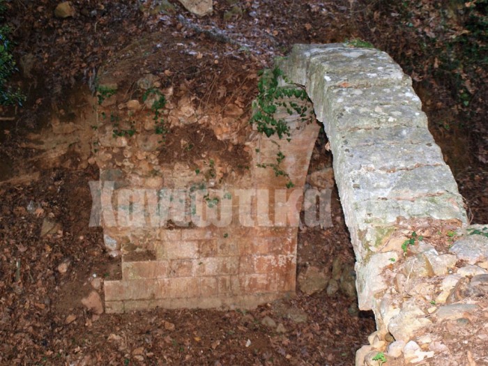     Η μικρή ενετική γέφυρα καλά κρυμμένη ανάμεσα στα Πλατάνια στα Περιβόλια