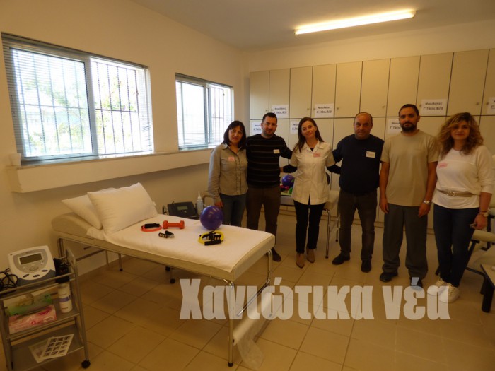 Ο διευθυντής του σχολείου Γιάννης Δαράκης με εκπαιδευτικούς και μαθητές του Τομέα Υγείας και Πρόνοιας