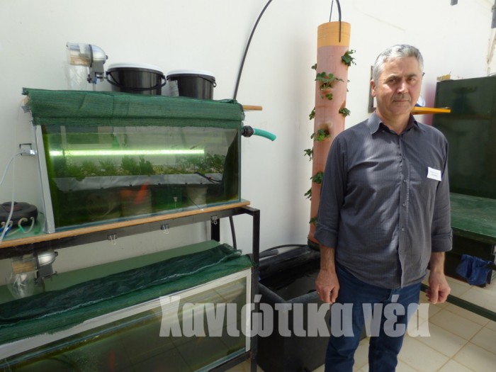 Ο γεωπόνος και εκπαιδευτικός του σχολείου Γιώργος Ντουκάκης εξήγησε ότι στο πρόγραμμα ενυδρειοπονίας με το νερό που χρησιμοποιείται για ένα ενυδρείο ποτίζονται κάποια κηπευτικά 
