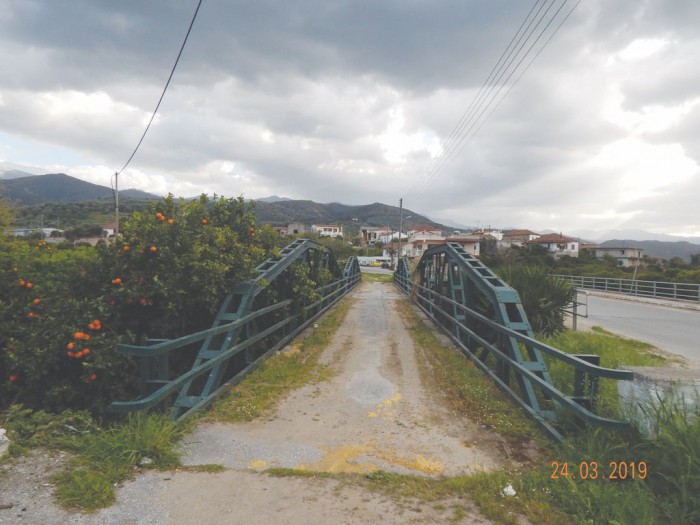 «Τώρα, απ’ αυτές τις Γέφυρες θα περνούν η πολυδιαφημιζόμενη Ανάπτυξη της Δυτικής Κρήτης, προς το παρόν. Βεβαίως και ο νέος Β.Ο.Α.Κ. που ανακοινώθηκε όπως-όπως εν μέσω καταστροφών! Ο δήμαρχος Πλατανιά ζήτησε τις προάλλες από τον υπουργό Μεταφορών το Αυτονόητο. Σύγχρονη γέφυρα σε συνδυασμό με την αναστύλωση της ιστορικής πέτρινης στον Αλικιανό. Οι βουλευτές των Χανίων όφειλαν να στηρίξουν -αποφασιστικά- αυτό το αίτημα. Τη χρονική στιγμή που διατυπώθηκε. Την απάντηση που έλαβε ο δήμαρχος την γνωρίζουμε όλοι μας... Και ήταν κάτι παραπάνω από προσβολή, όχι για τον δήμαρχο Πλατανιά που πρότεινε αυτό που επιβάλλει η ανάγκη, αλλά για όλους μας...».