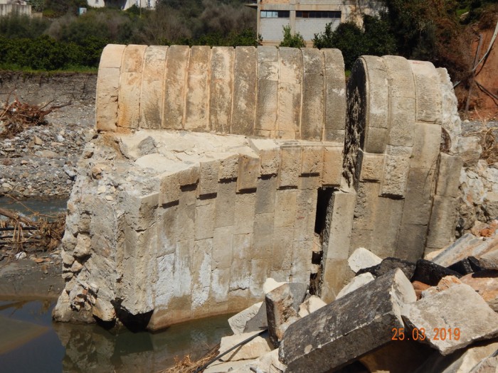 στην καταστροφή...