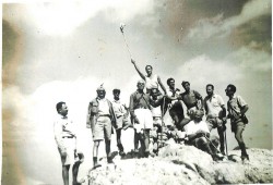 Από αριστερά: Γ. Βασιλάκης λογιστής, Δ. Μελισσάκης οφθαλμίατρος, Ξενοφών.....;;, Νίκος Χρυσουλάκης 75 ετών και με άσθμα, Παύλος Πιπεράκης και στην πλάτη του ο Μανώλης Βούρος. Αν. Πλυμάκης, ίσως Μουζουράκης, Σοφ. Μιχελινάκης δ/ντής Τραπέζης Ελλάδος, Νίκος Κελαϊδής και καθιστός ο βιβλιοπώλης Γρηγόρης Πετράκης. Ο Βούρος στην πλάτη του Πιπεράκη και με την κατσούνα υψωμένη κατάφερε να περάσουμε τον Ψηλορείτη στο ύψος!