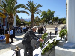 Στη φωτογραφία καταθέτει στεφάνι ο Ιωάννης Πανηγυράκης