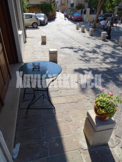 Υπερβολική αυστηρότητα για ένα τραπεζάκι καταστήματος που δεν έχει σχέση με την εστίαση μιλούν επαγγελματίες της Σπλάντζιας