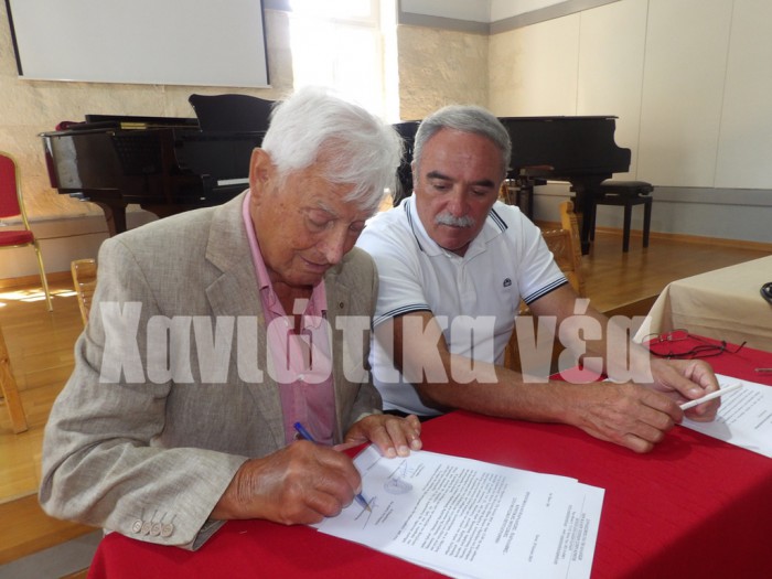 Η παράδοση της δωρεάς από τον κ. Δημήτρη Παπαδάκη (εκ μέρους του Αλ. Μπιτζάνη) στο Βενιζέλειο Ωδείο Χανίων