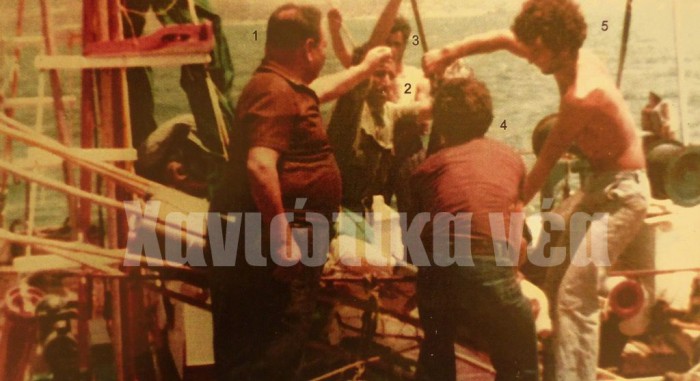Μετά από μια πολύ καλή ψαριά ξιφίες με το αλιευτικό «Γέρο Σαρρής» στον ψαρομανάβη για πούλημα. Σούδα 1975. Στην εικόνα διακρίνονται οι Κονταξάκης Παύλος (έμπορος αλιευμάτων), Σαρρής Σταμάτης (καπετάνιος), ο Σύριος Άντι, ο Κονταξάκης Γιάννης (με γυρισμένη την πλάτη) και ο Σαρρής Σταμάτης του Σταματίου. (φωτογραφικό αρχείο Στ. Μυριδάκης).