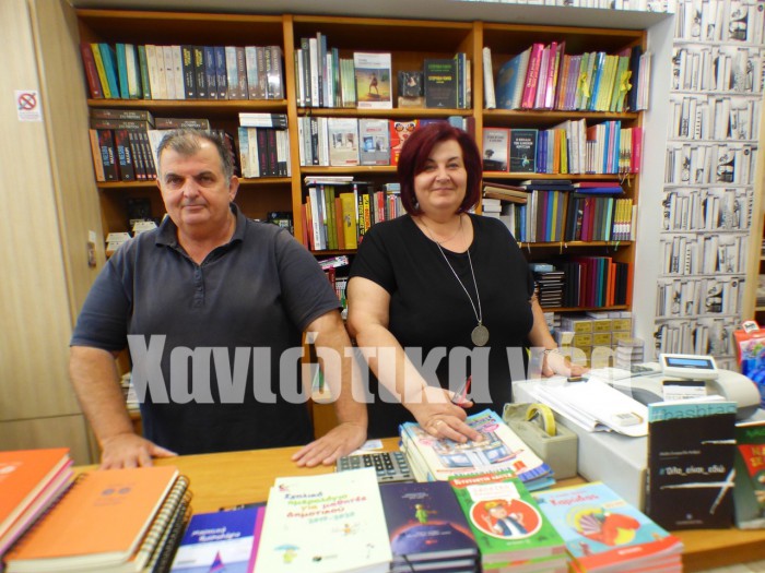 «Κριτήριο η ποιότητα» επισημαίνουν οι ιδιοκτήτες  της “Βιβλιεμπορικής” στην οδό Βολουδάκηδων,  Στέλιος και Μαρία Ηλιάκη.