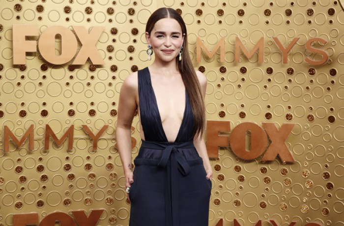 epa07862754 Emilia Clarke arrives for the 71st annual Primetime Emmy Awards ceremony held at the Microsoft Theater in Los Angeles, California, USA, 22 September 2019. The Primetime Emmys celebrate excellence in national primetime television broadcasting.  EPA/ETIENNE LAURENT