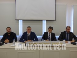 Στιγμιότυπο από τη συνάντηση του υπουργού Τουρισμού Χ. Θεοχάρη με φορείς του Tουρισμού στα Χανιά.   