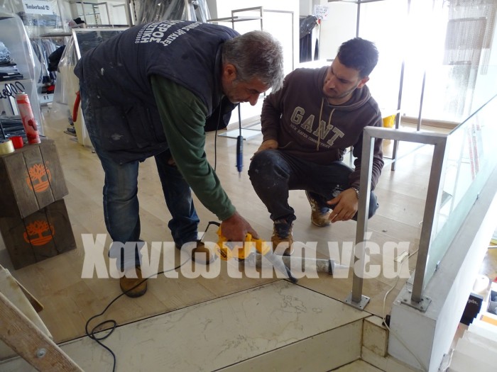 Αγωνιώδης προσπάθεια για να σώσουν τα εμπορεύματά τους από το νερό και τον καπνό από τους επαγγελματίες.