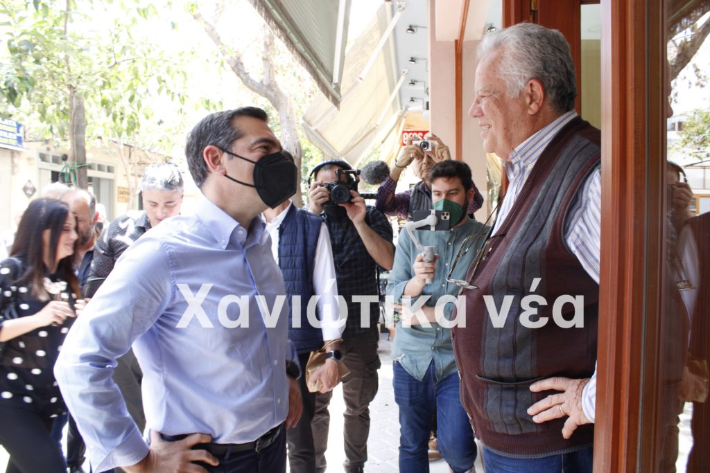 Ο Α. Τσίπρας συνομιλεί με καταστηματάρχες στα Χανιά