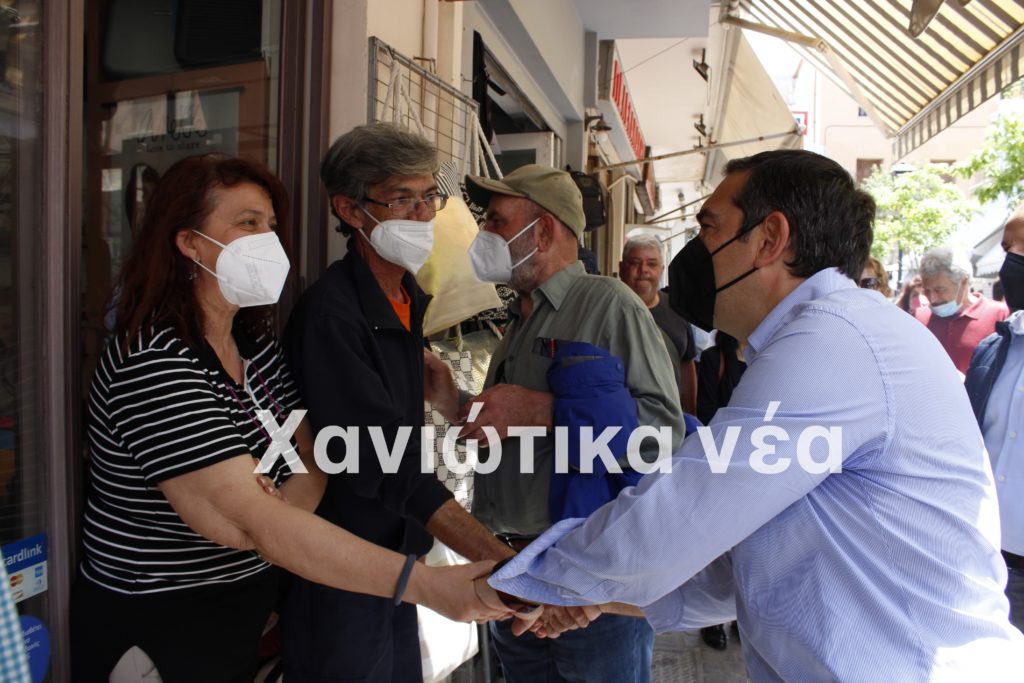 Ο Α. Τσίπρας συνομιλεί με καταστηματάρχες στα Χανιά