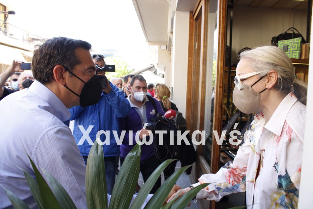Ο Α. Τσίπρας συνομιλεί με καταστηματάρχες στα Χανιά