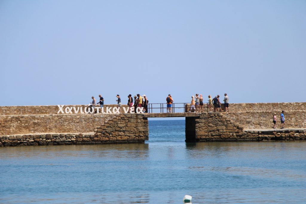 Κατάμεστο από τουρισμό είναι το Ενετικό Λιμάνι των Χανίων με την επίσημη έναρξη του καλοκαιριού σήμερα Τετάρτη 1η Ιουνίου και τίποτα δεν θυμίζει τις δύο προηγούμενες δύσκολες χρονιές λόγω πανδημίας.