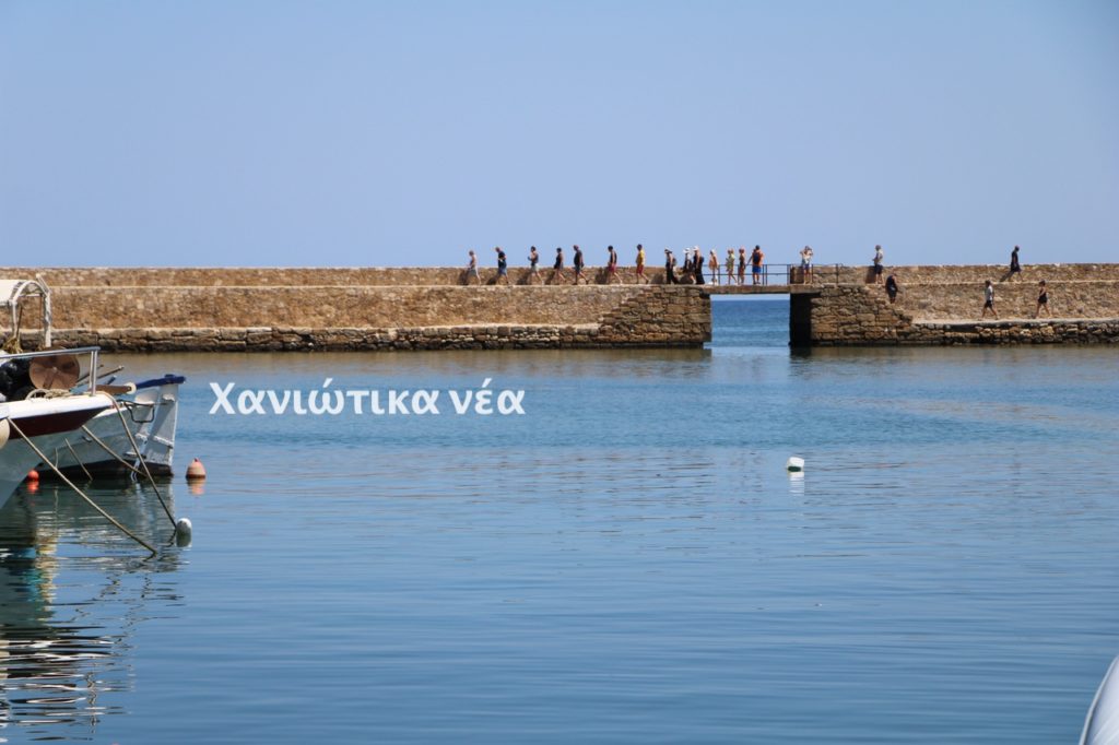 Κατάμεστο από τουρισμό είναι το Ενετικό Λιμάνι των Χανίων με την επίσημη έναρξη του καλοκαιριού σήμερα Τετάρτη 1η Ιουνίου και τίποτα δεν θυμίζει τις δύο προηγούμενες δύσκολες χρονιές λόγω πανδημίας.