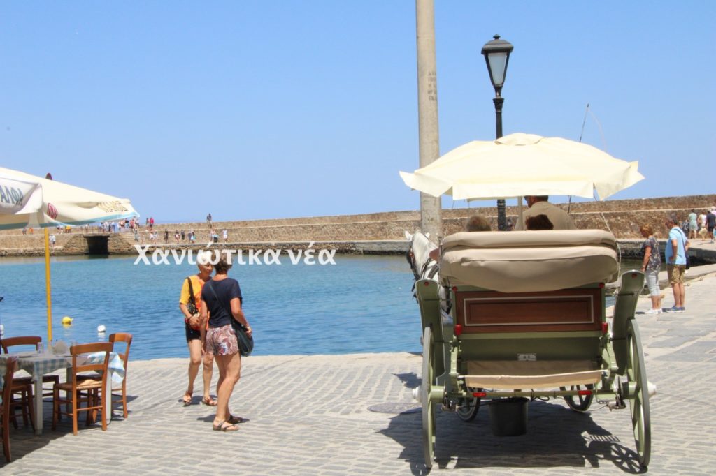 Κατάμεστο από τουρισμό είναι το Ενετικό Λιμάνι των Χανίων με την επίσημη έναρξη του καλοκαιριού σήμερα Τετάρτη 1η Ιουνίου και τίποτα δεν θυμίζει τις δύο προηγούμενες δύσκολες χρονιές λόγω πανδημίας.