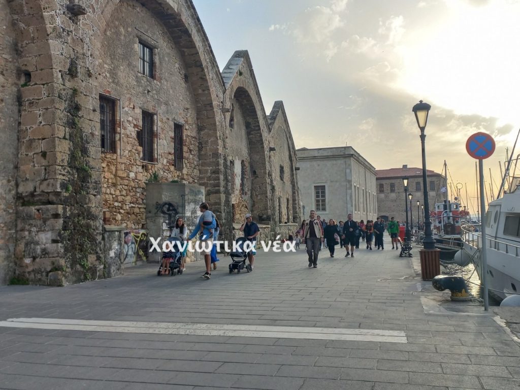 Κατάμεστο από τουρισμό είναι το Ενετικό Λιμάνι των Χανίων με την επίσημη έναρξη του καλοκαιριού σήμερα Τετάρτη 1η Ιουνίου και τίποτα δεν θυμίζει τις δύο προηγούμενες δύσκολες χρονιές λόγω πανδημίας.