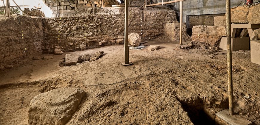 Παλιά Πόλη Χανίων. Λόφος Καστέλλι. Ανασκαφή στην οδό Κατρέ, αρ.1. Τμήμα του μεγάλου υπόστυλου χώρου με το δάπεδο από χαλικάσβεστο, από τα ανατολικά (14ος-13ος αι. π.Χ.).