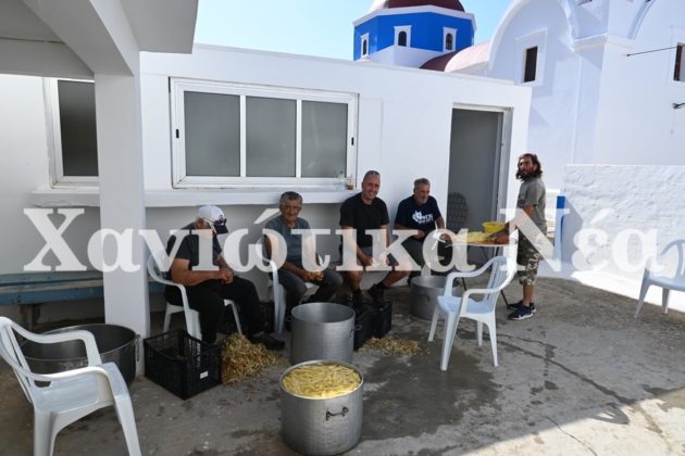 Ετοιµασίες για το µεγάλο πανηγύρι του Αγίου Πνεύµατος µε πολλούς προσκυνητές επισκέπτες από άλλα µέρη να συνδράµουν στην προετοιµασία