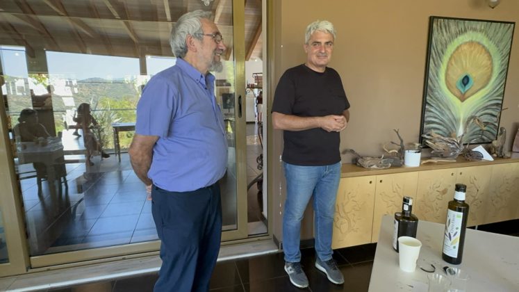 Από τη γευσιγνωσία ελαιολάδου στο Βοτανικό Πάρκο - Κήποι Κρήτης µε τον σεφ Γ. Αποστολάκη (Α) και τον Π. Μαρινάκη (∆).